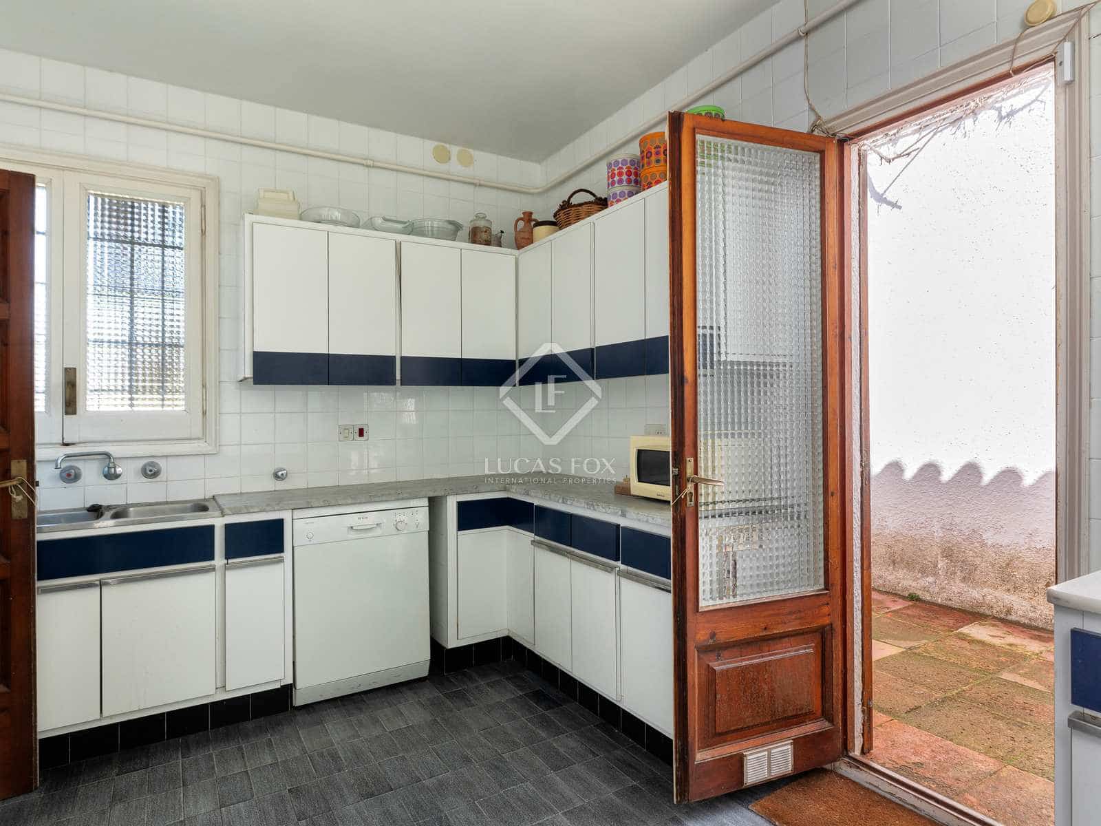 9 sypialnia Willa na sprzedaż w Lloret de Mar z basenem garażem - 900 000 € (Ref: 8182650)