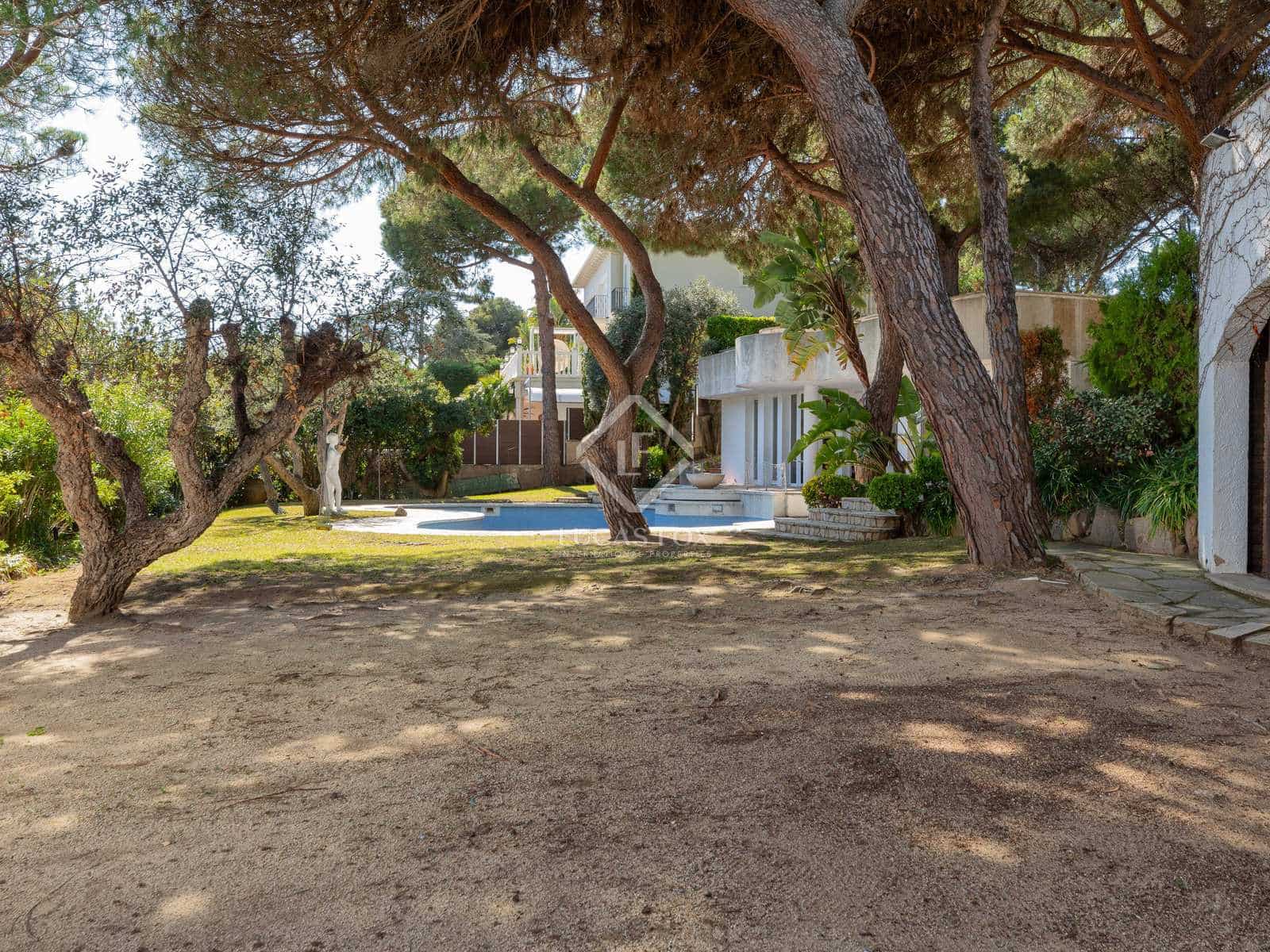 9 sypialnia Willa na sprzedaż w Lloret de Mar z basenem garażem - 900 000 € (Ref: 8182650)