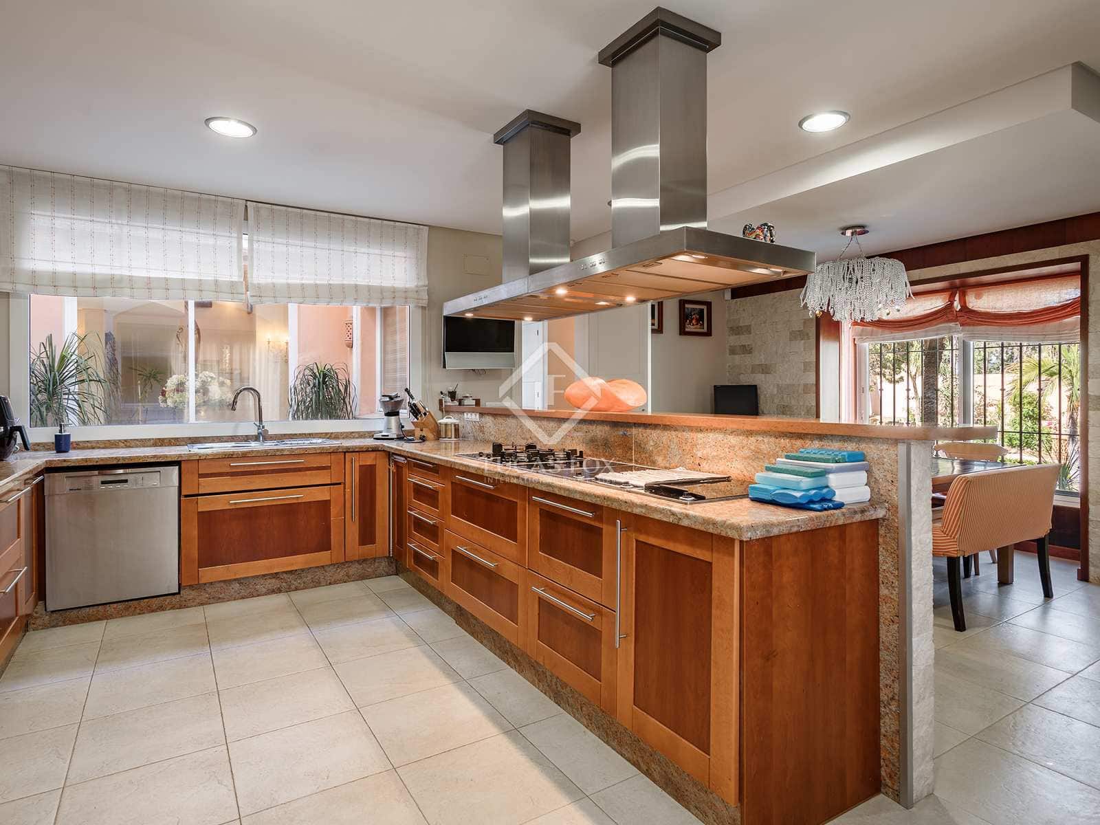 8 bedroom Villa for sale in Estepona with pool garage - € 8,400,000 (Ref: 8206024)