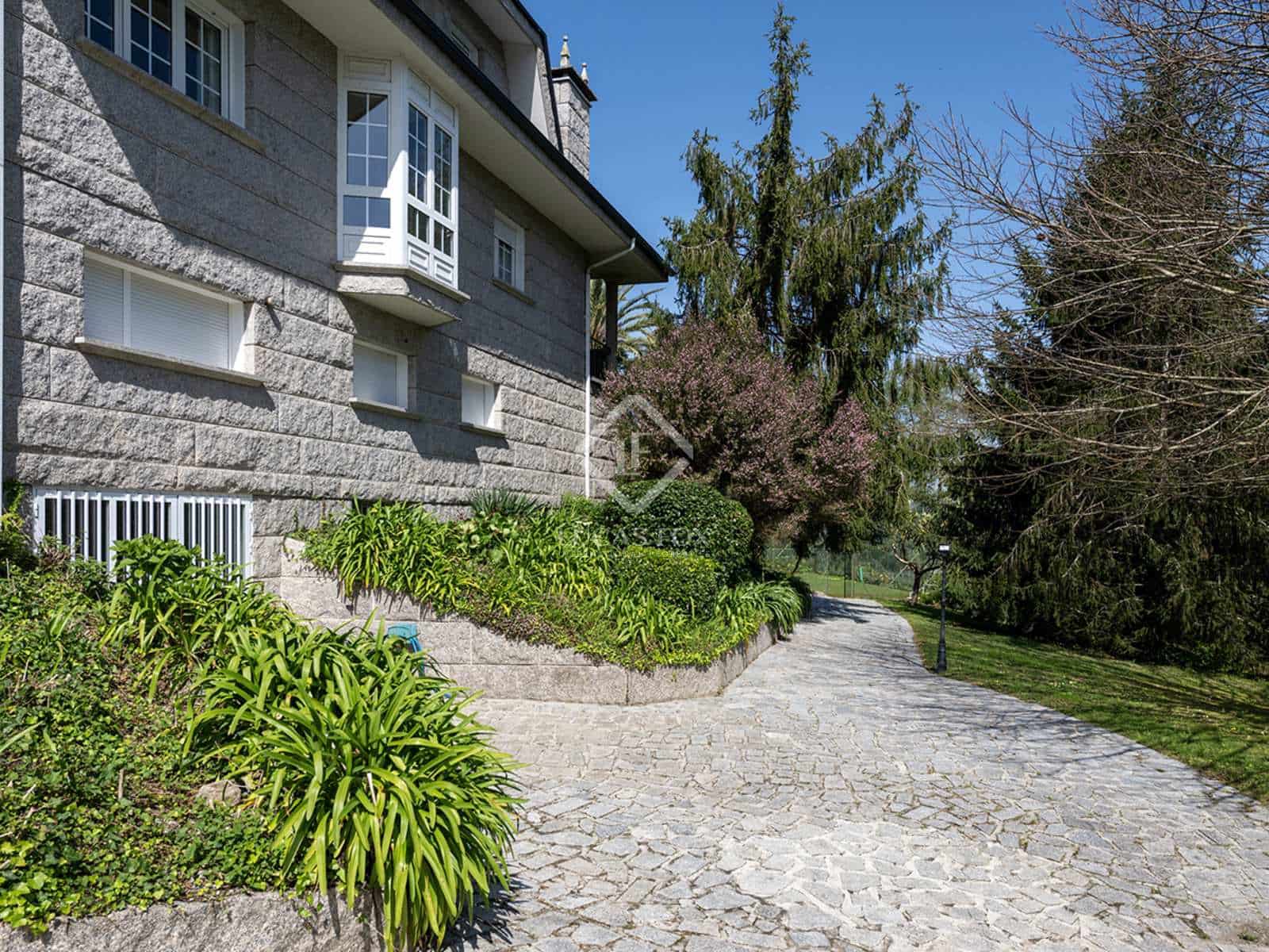 5 soveværelse Villa til salg i Vilagarcia de Arousa med swimmingpool garage - € 880.000 (Ref: 8214711)