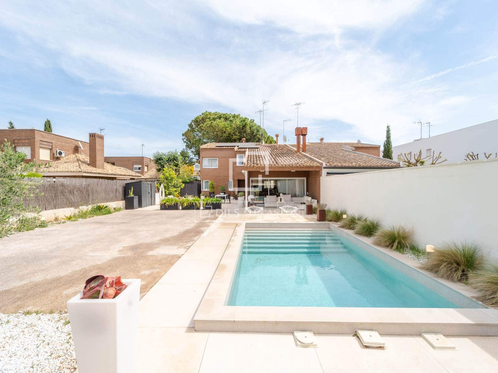 Villa/Maison de 4 chambres à louer à Burjassot avec piscine - 3 800 € (Ref: 8220835)