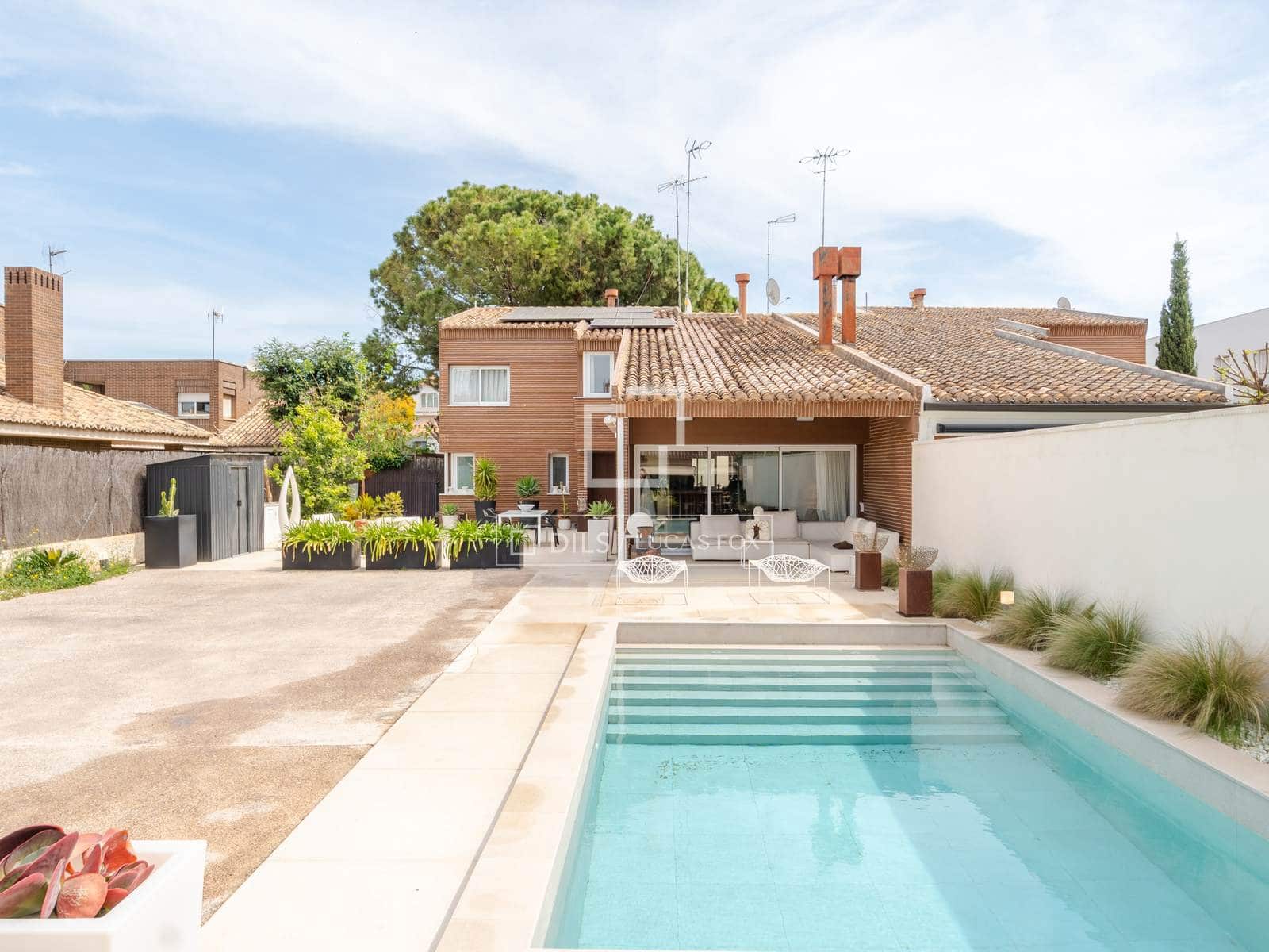 Villa/Maison de 4 chambres à louer à Burjassot avec piscine - 3 800 € (Ref: 8220835)