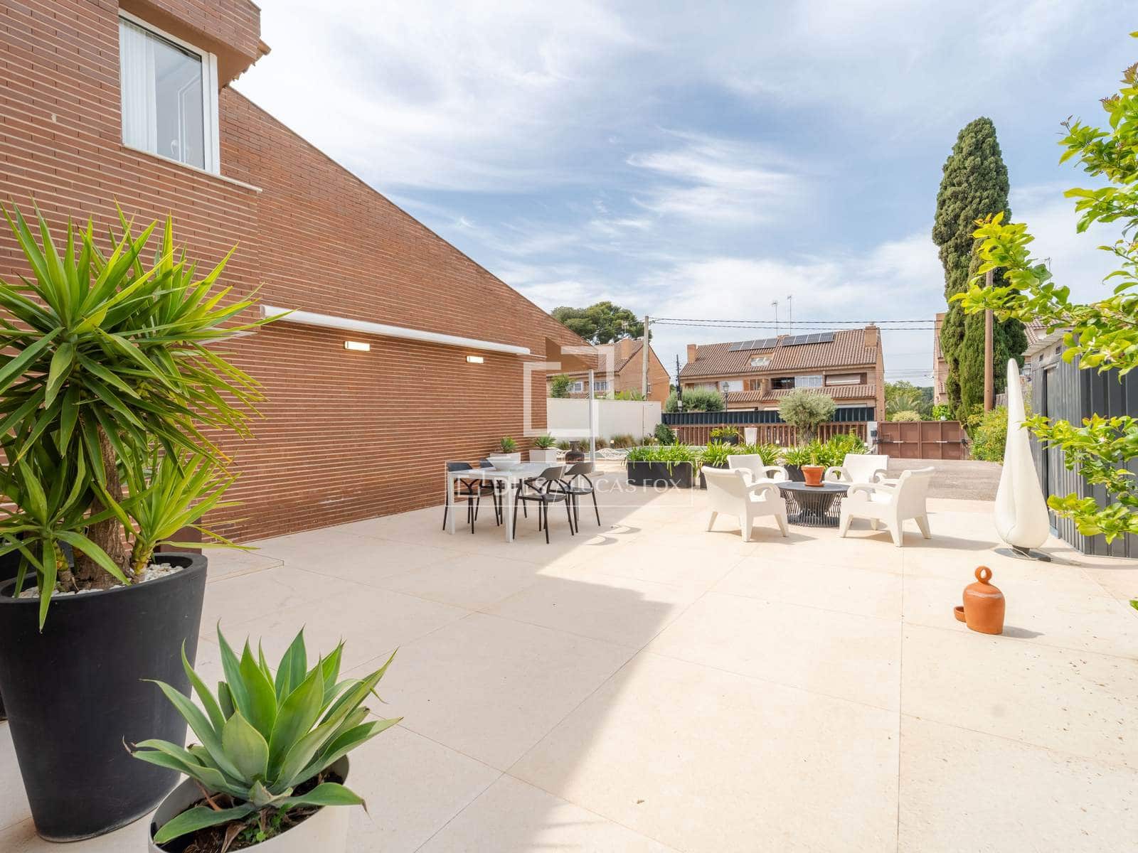 Villa/Maison de 4 chambres à louer à Burjassot avec piscine - 3 800 € (Ref: 8220835)