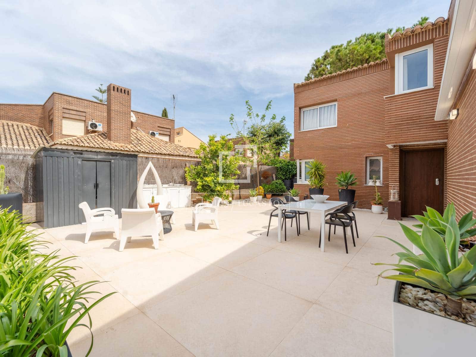 Villa/Maison de 4 chambres à louer à Burjassot avec piscine - 3 800 € (Ref: 8220835)