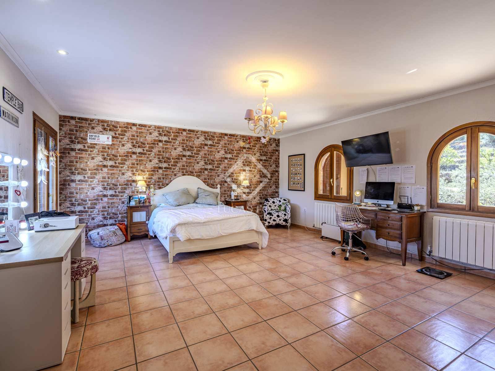 12 bedroom Villa for sale in Jalon / Xalo with pool garage - € 1,115,000 (Ref: 8232458)