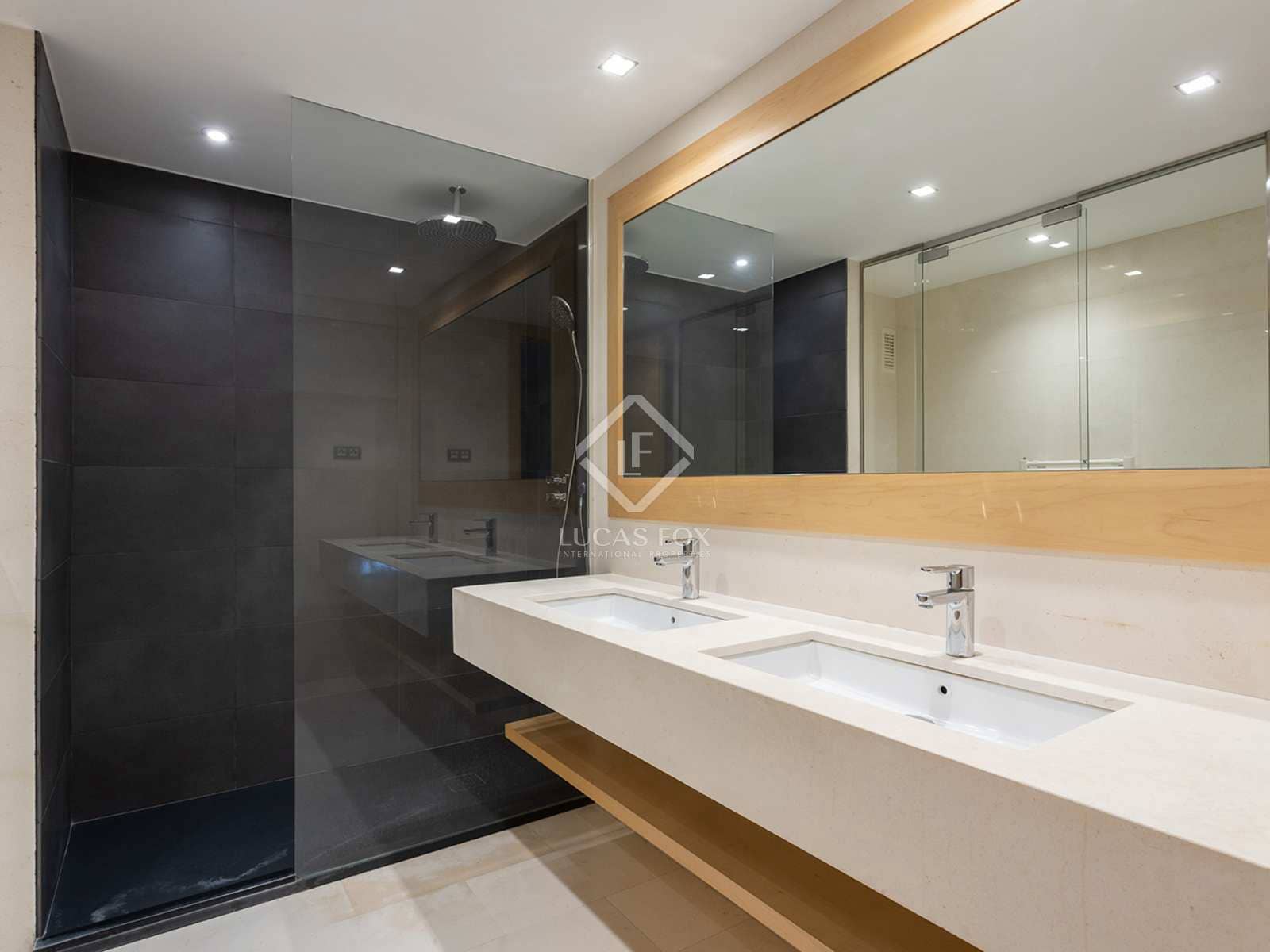 3 sypialnia Apartament na sprzedaż w Miasto Barcelona z garażem - 1 850 000 € (Ref: 8237335)