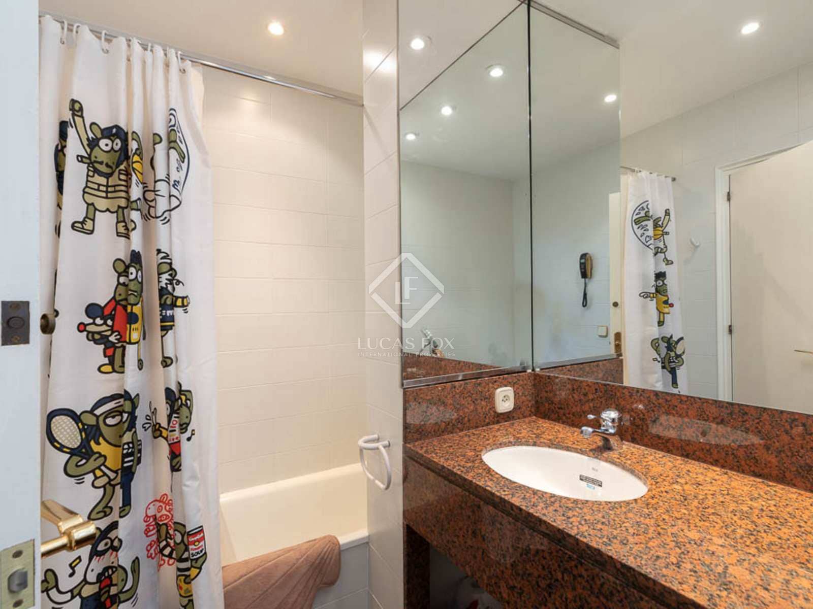 4 soveværelse Villa til salg i Girona by med garage - € 1.130.000 (Ref: 8329191)