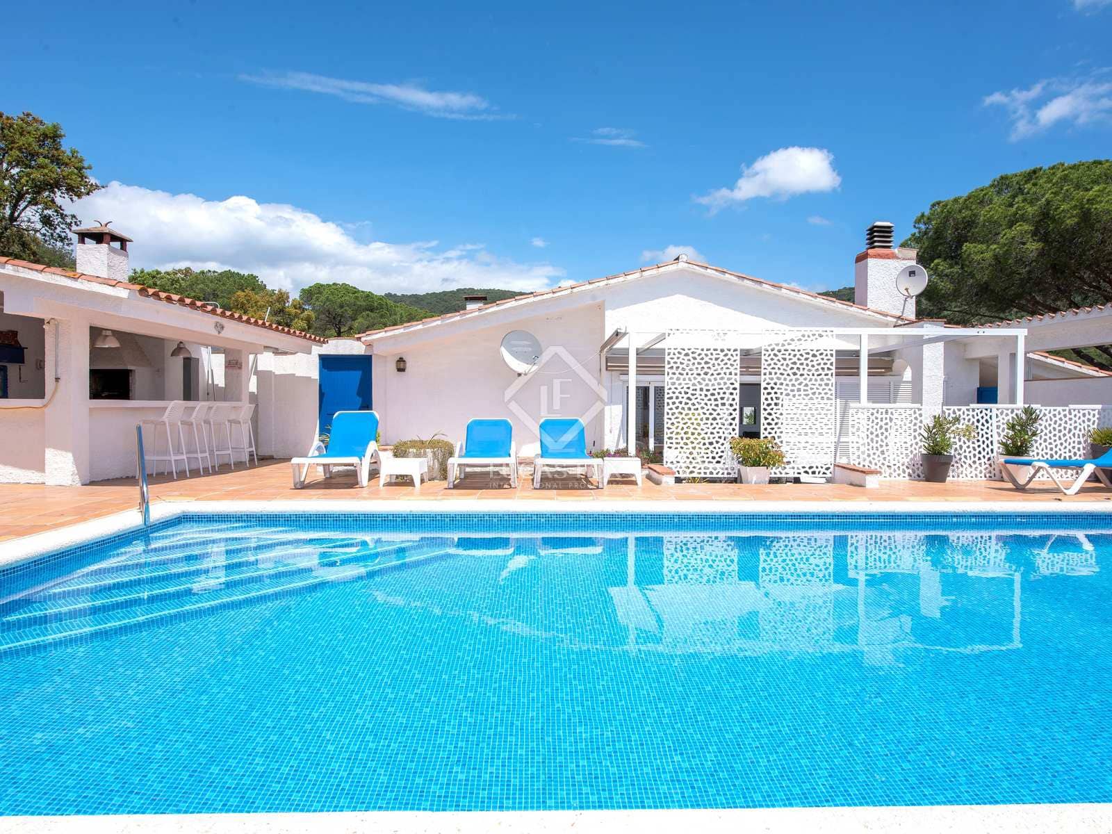 9 soverom Villa til salgs i Santa Cristina d'Aro med svømmebasseng garasje - € 1 600 000 (Ref: 8334395)