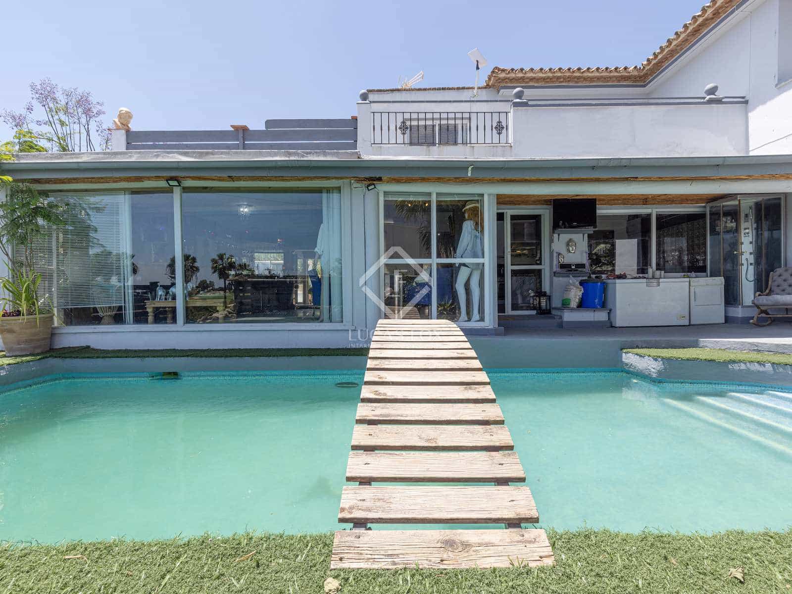 5 bedroom Villa for sale in Estepona with pool garage - € 730,000 (Ref: 8337164)