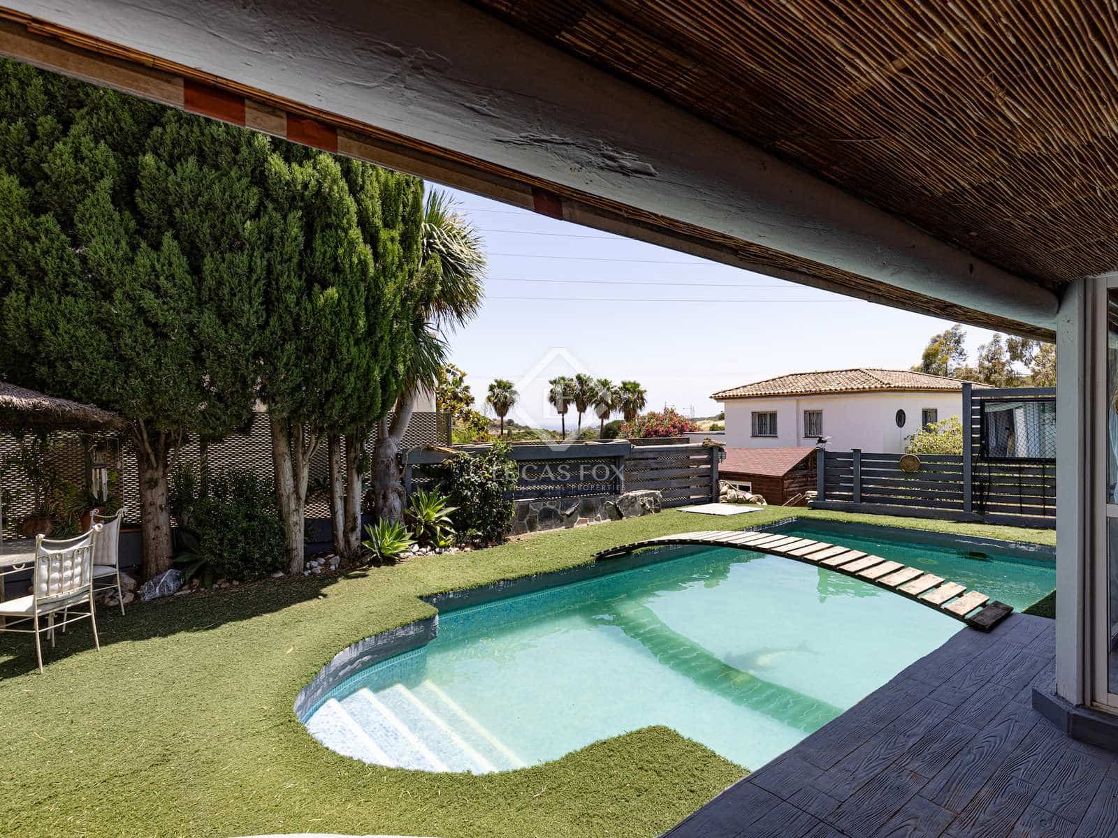 5 bedroom Villa for sale in Estepona with pool garage - € 730,000 (Ref: 8337164)