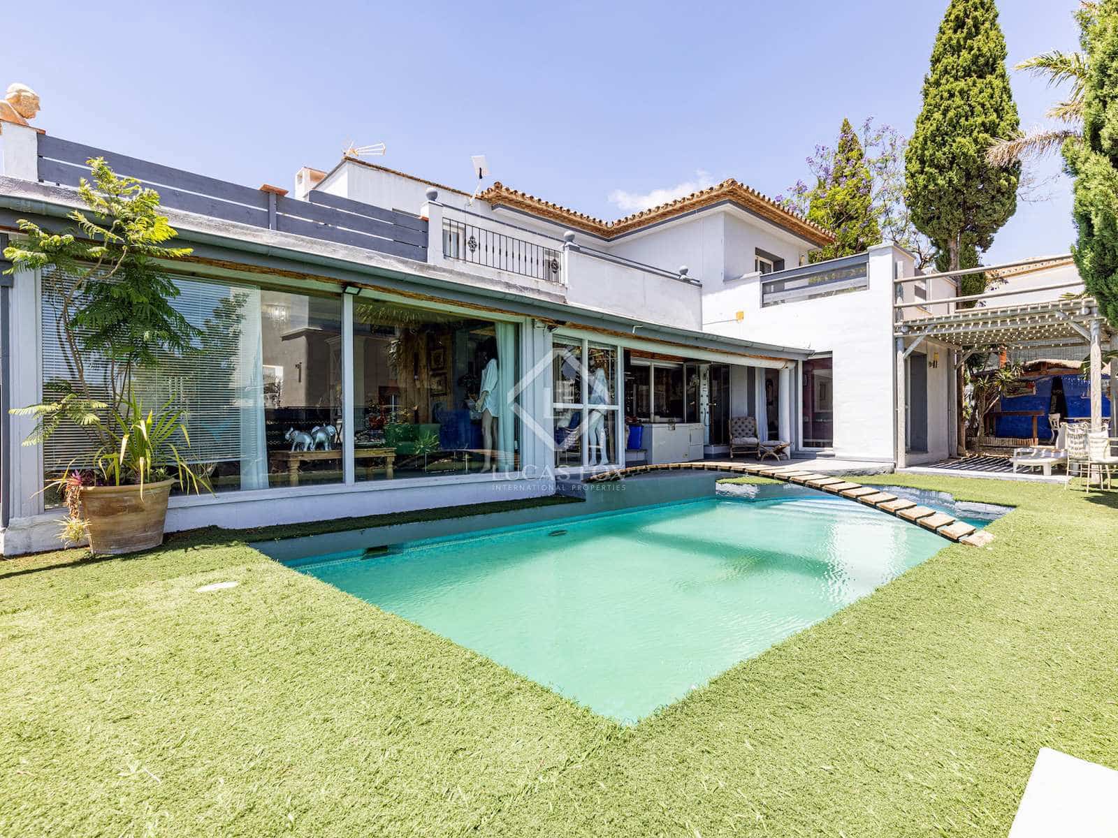 5 bedroom Villa for sale in Estepona with pool garage - € 730,000 (Ref: 8337164)