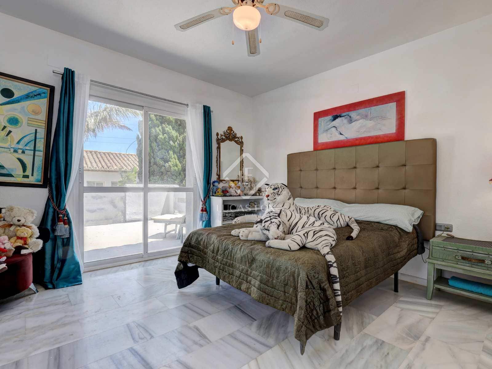 5 bedroom Villa for sale in Estepona with pool garage - € 730,000 (Ref: 8337164)