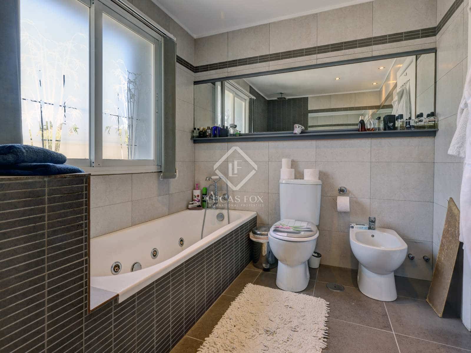 5 bedroom Villa for sale in Estepona with pool garage - € 730,000 (Ref: 8337164)