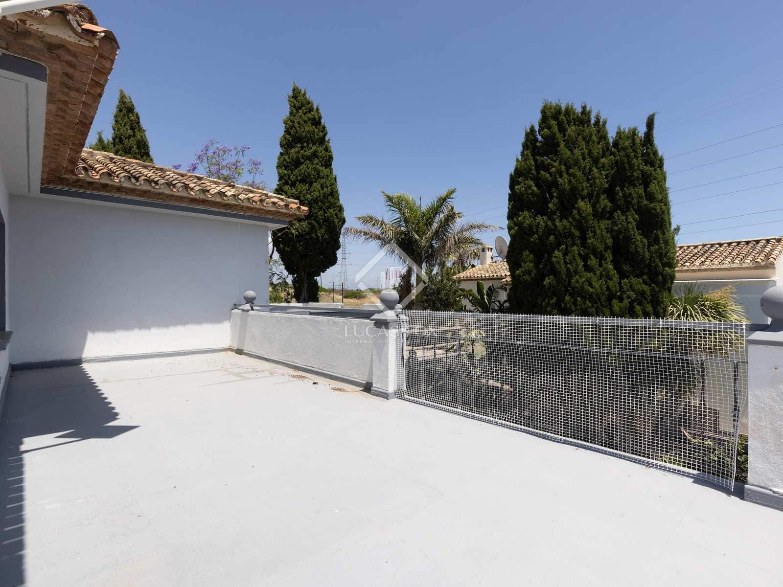 5 bedroom Villa for sale in Estepona with pool garage - € 730,000 (Ref: 8337164)