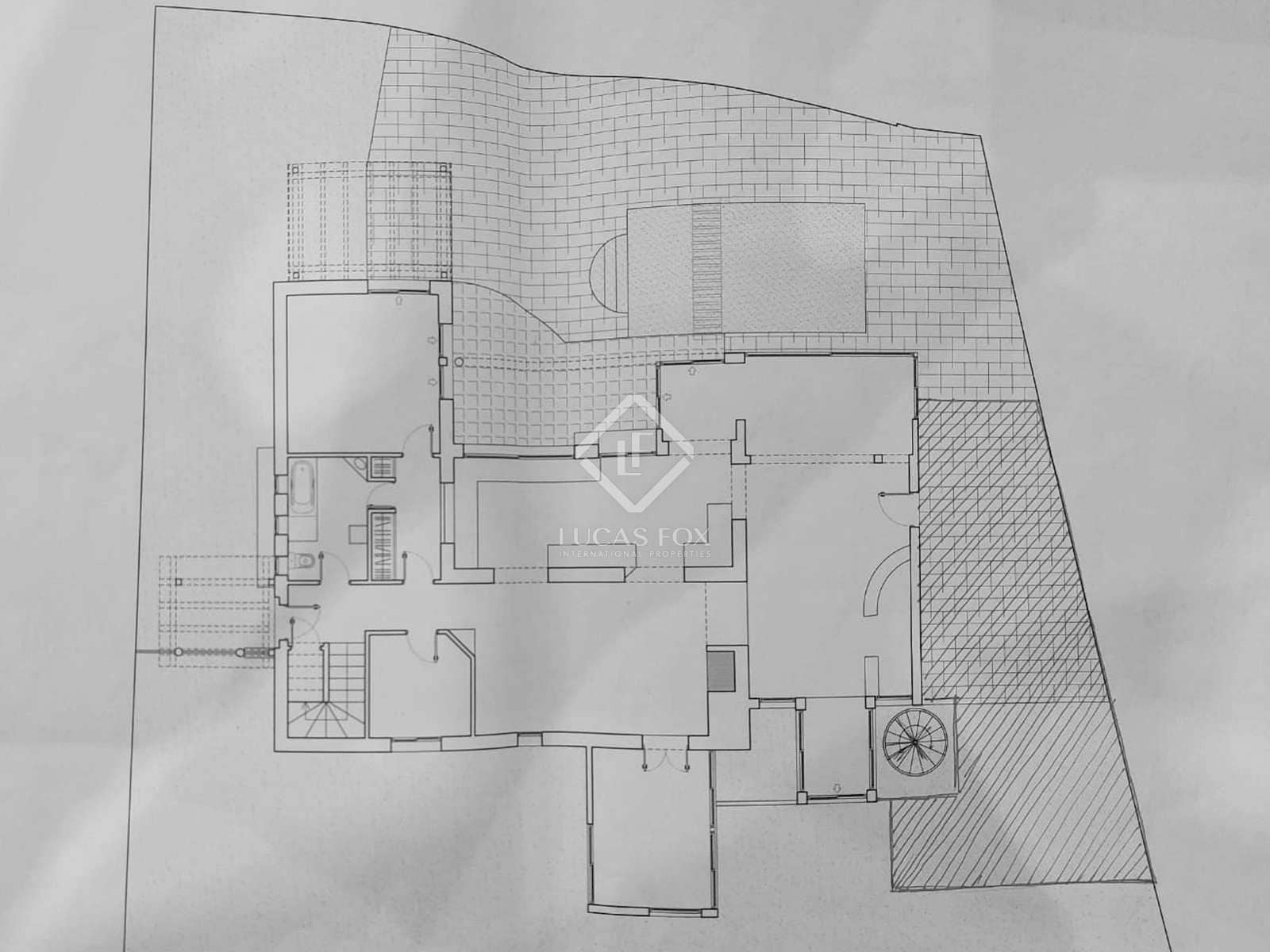 5 bedroom Villa for sale in Estepona with pool garage - € 730,000 (Ref: 8337164)