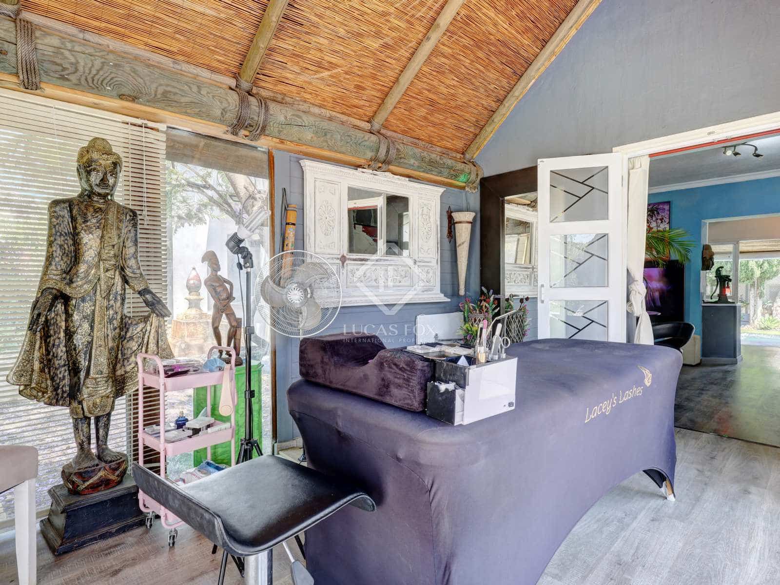 5 bedroom Villa for sale in Estepona with pool garage - € 730,000 (Ref: 8337164)