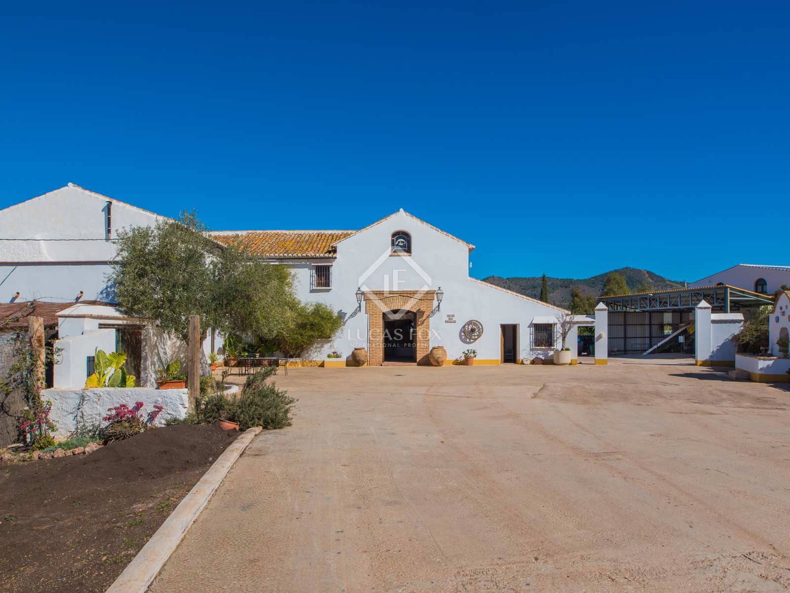 5 soveværelse Finca/Landehus til salg i Casabermeja med swimmingpool garage - € 2.360.000 (Ref: 8378277)