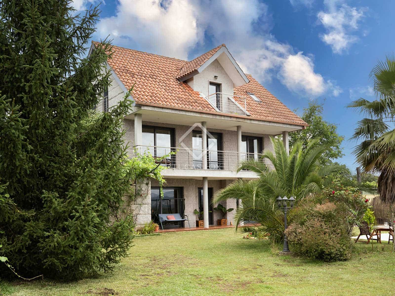 5 soveværelse Villa til salg i Tomino med swimmingpool garage - € 395.000 (Ref: 8402720)