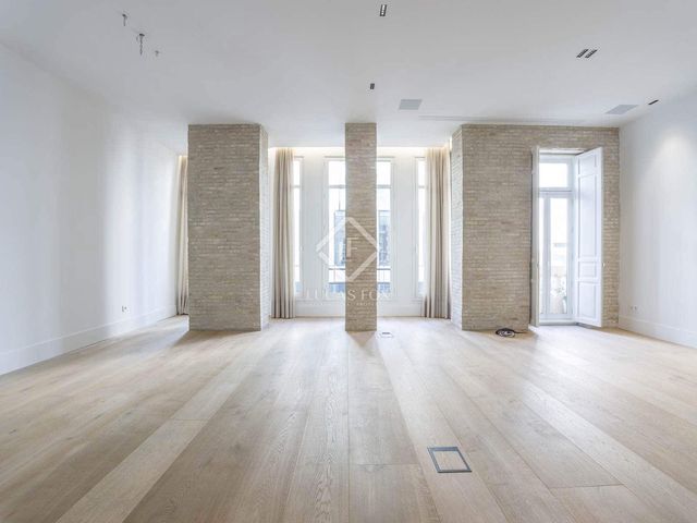 4 quarto Apartamento para arrendar em Valência cidade - 5 000 € (Ref: 8420666)