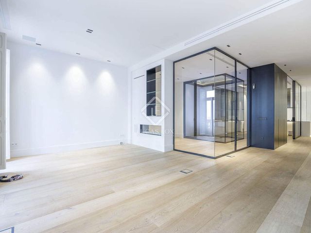 4 quarto Apartamento para arrendar em Valência cidade - 5 000 € (Ref: 8420666)