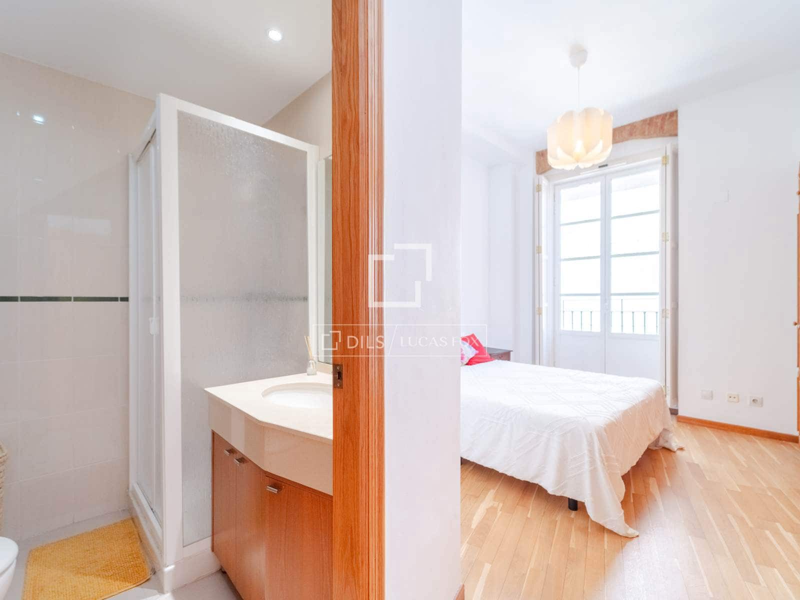 2 bedroom Apartment for rent in Valencia city - € 2,100 (Ref: 8433570)