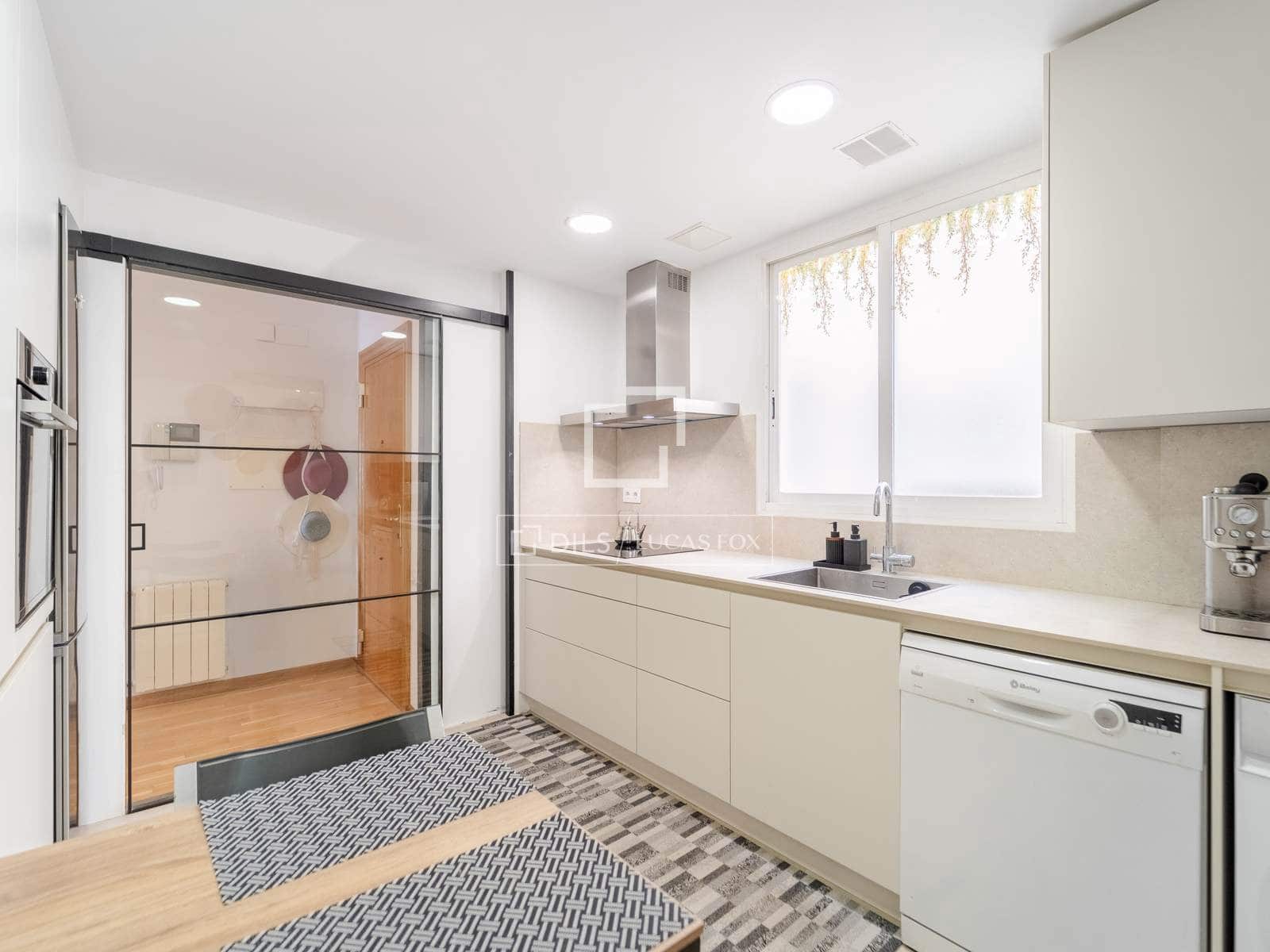 2 bedroom Apartment for rent in Valencia city - € 2,100 (Ref: 8433570)
