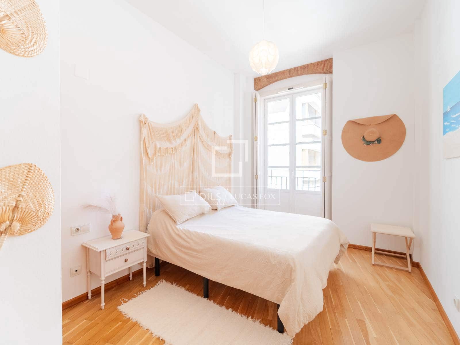 2 bedroom Apartment for rent in Valencia city - € 2,100 (Ref: 8433570)