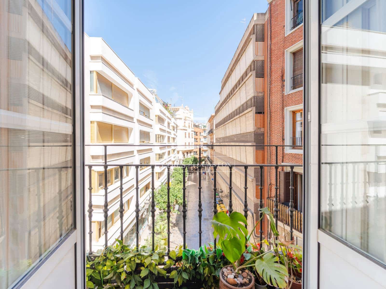 2 bedroom Apartment for rent in Valencia city - € 2,100 (Ref: 8433570)