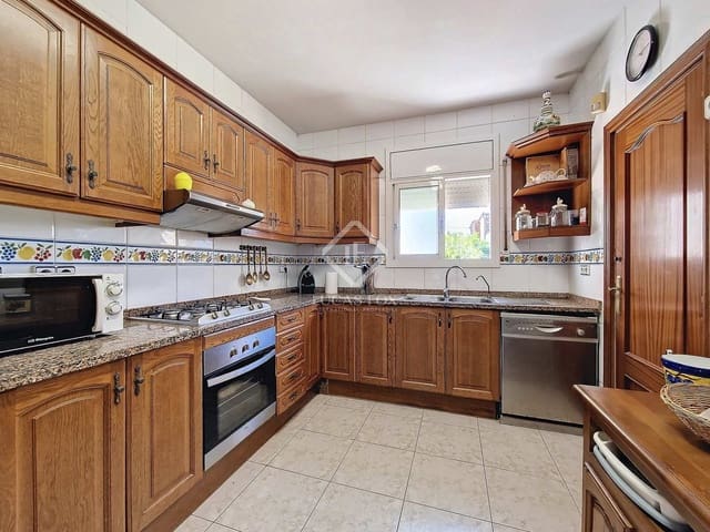 4 soverom Villa til salgs i Cubelles med svømmebasseng garasje - € 460 000 (Ref: 8438142)