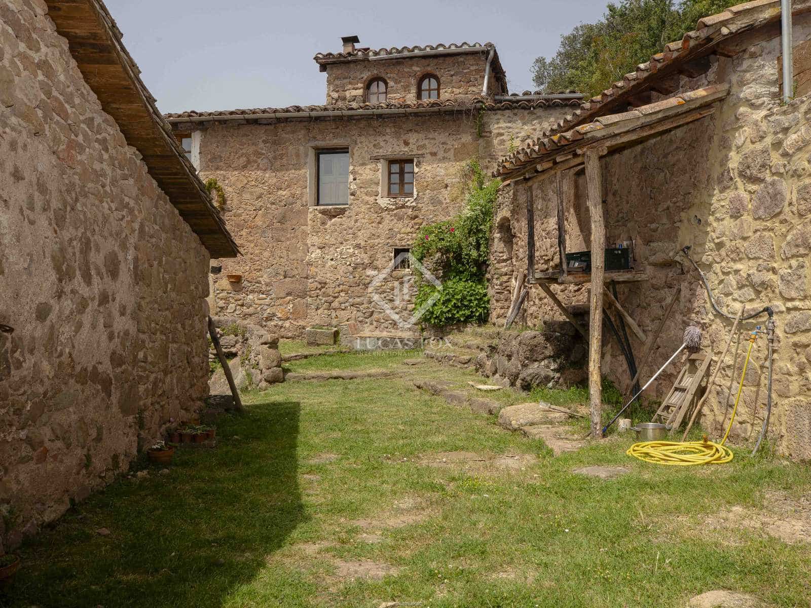 15 soveværelse Finca/Landehus til salg i La Vall de Bianya med swimmingpool garage - € 1.050.000 (Ref: 8444848)