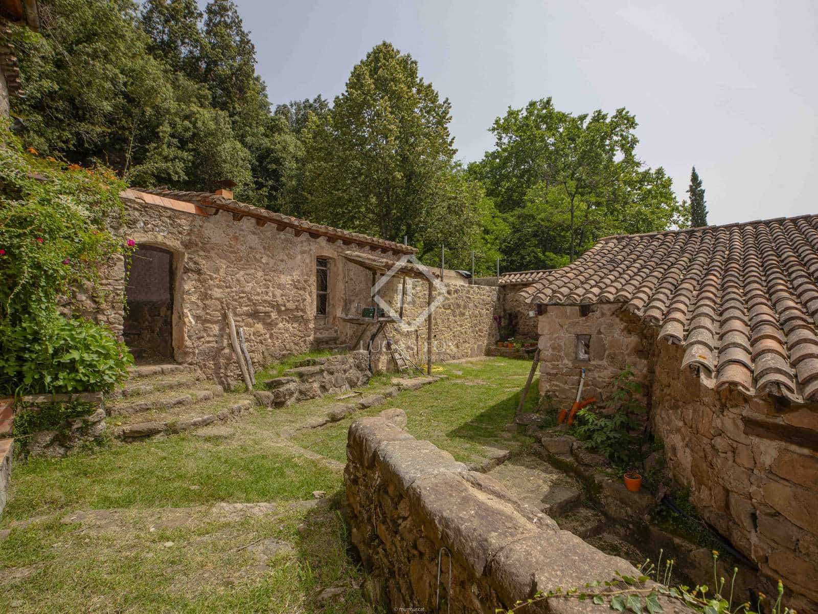 15 soveværelse Finca/Landehus til salg i La Vall de Bianya med swimmingpool garage - € 1.050.000 (Ref: 8444848)