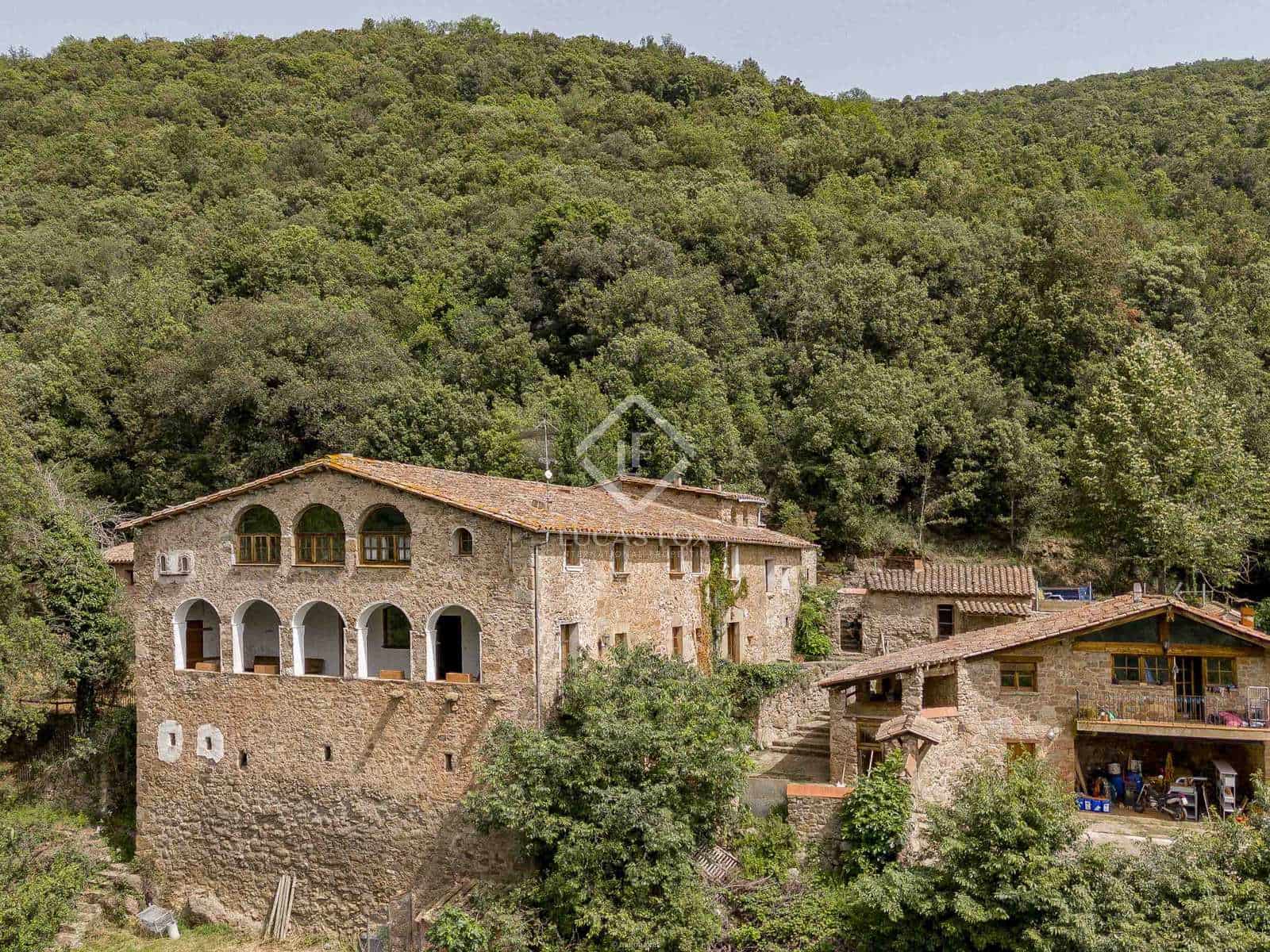 15 soveværelse Finca/Landehus til salg i La Vall de Bianya med swimmingpool garage - € 1.050.000 (Ref: 8444848)