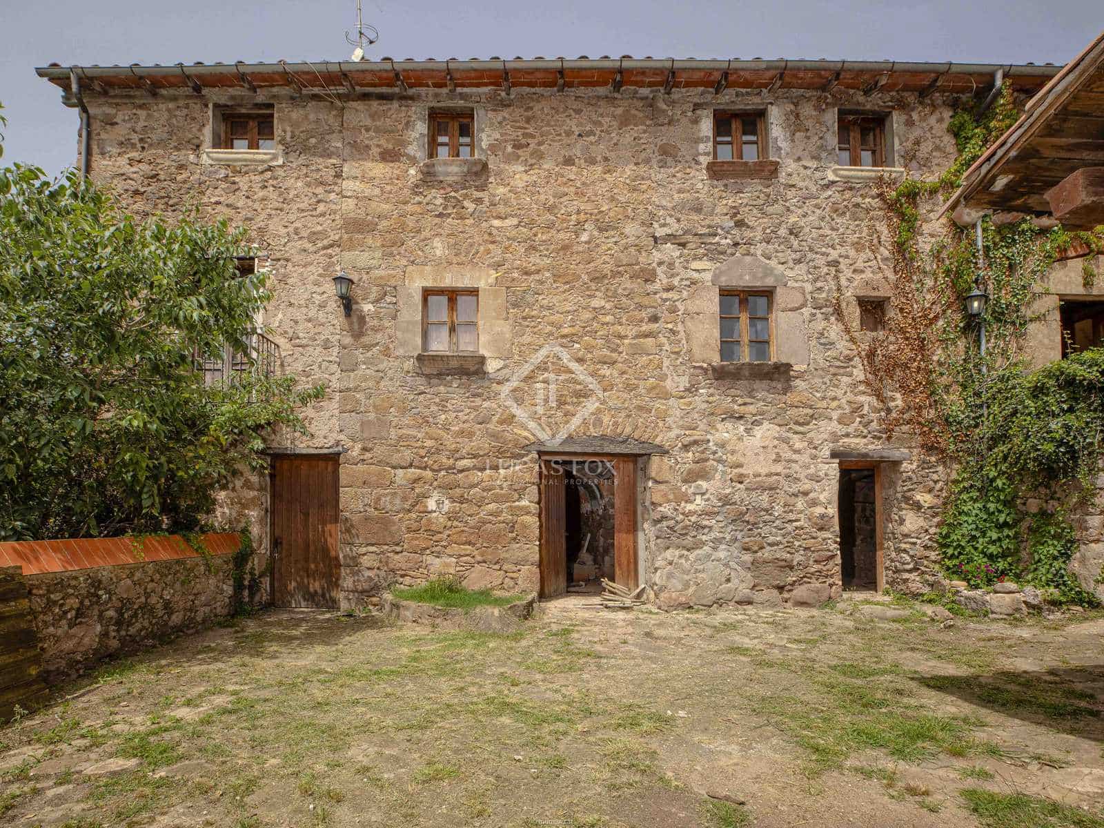 15 soveværelse Finca/Landehus til salg i La Vall de Bianya med swimmingpool garage - € 1.050.000 (Ref: 8444848)