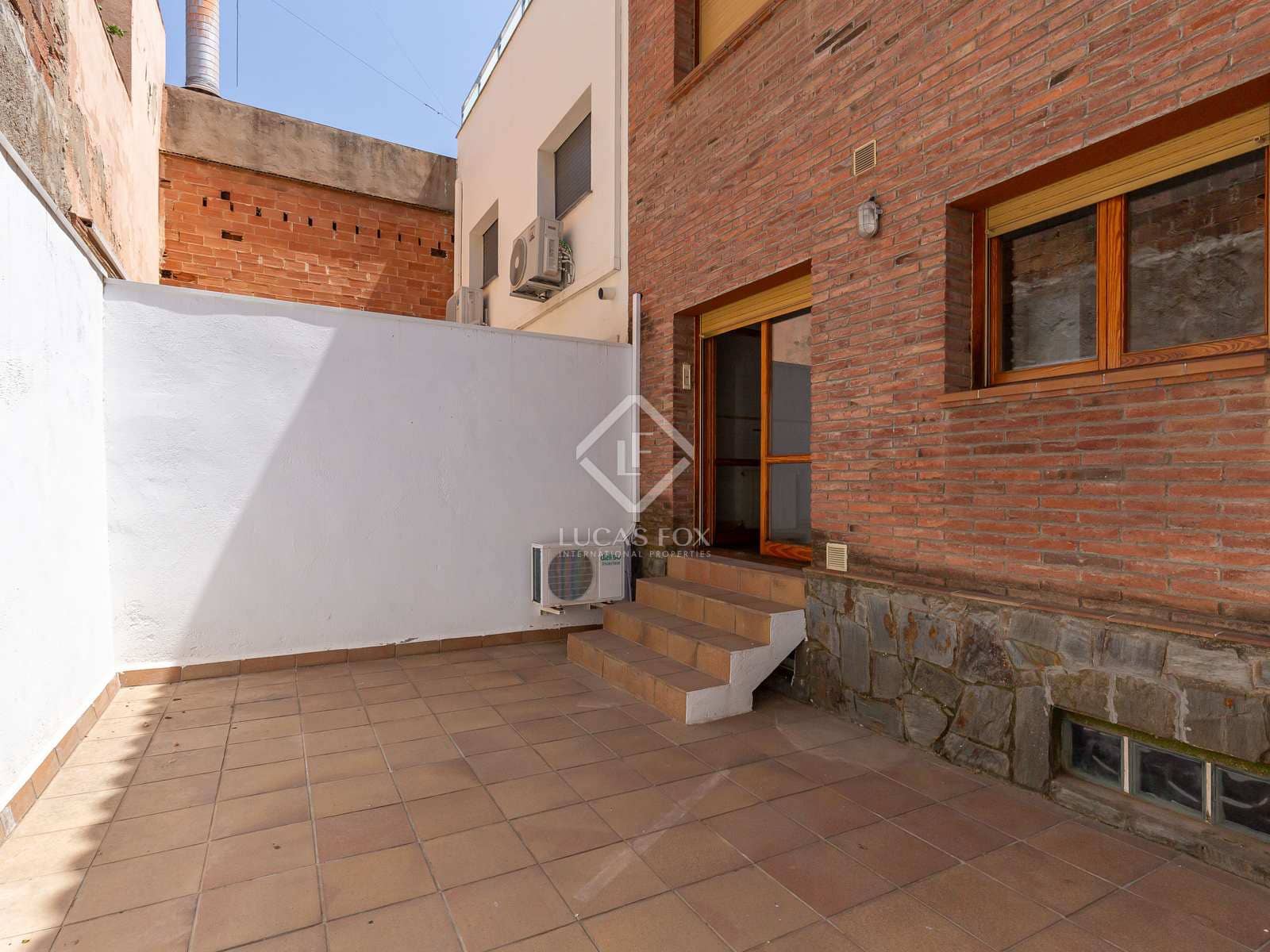 4 bedroom Villa for rent in Esplugues de Llobregat with garage - € 2,950 (Ref: 8449224)