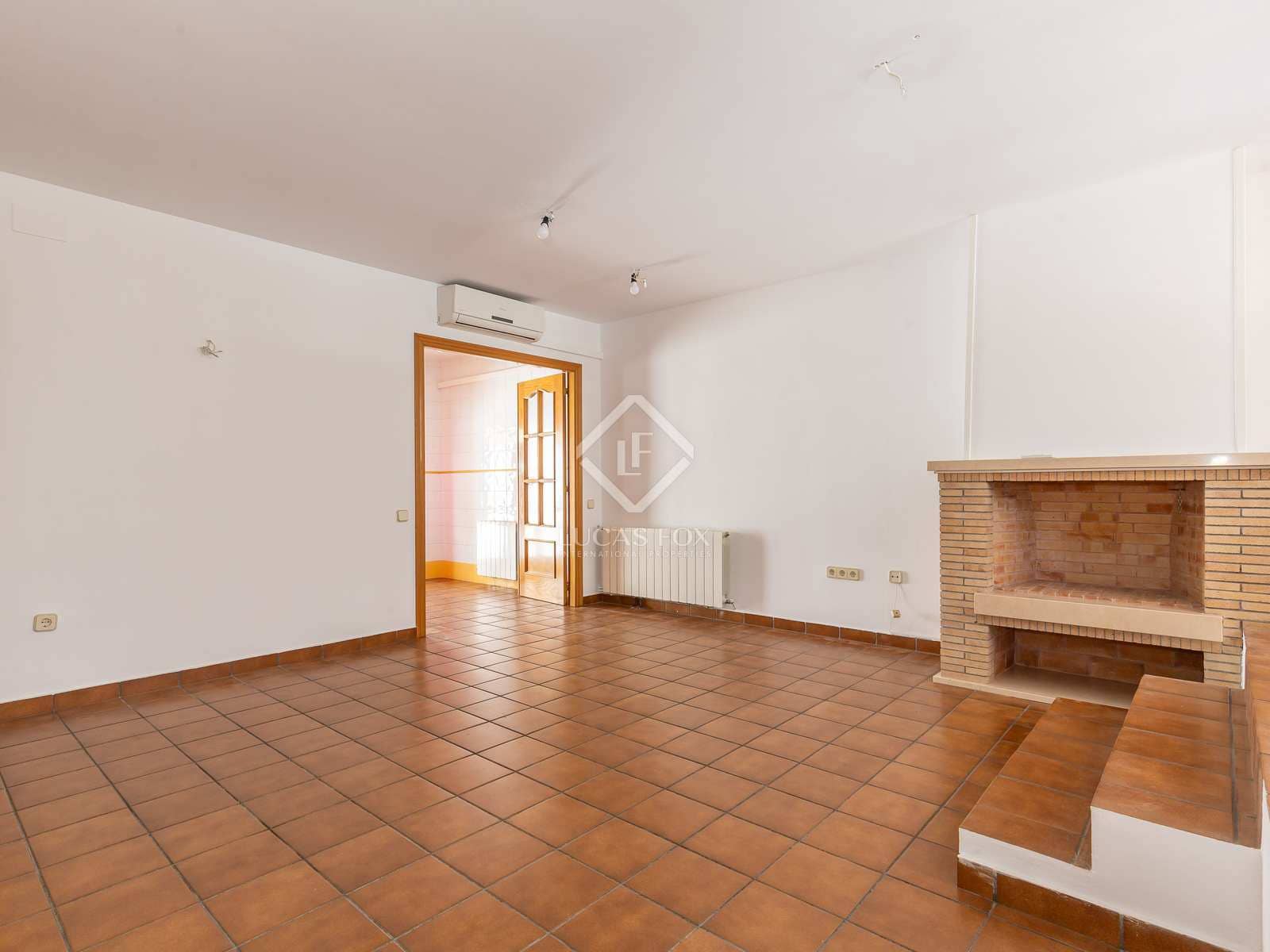 4 bedroom Villa for rent in Esplugues de Llobregat with garage - € 2,950 (Ref: 8449224)