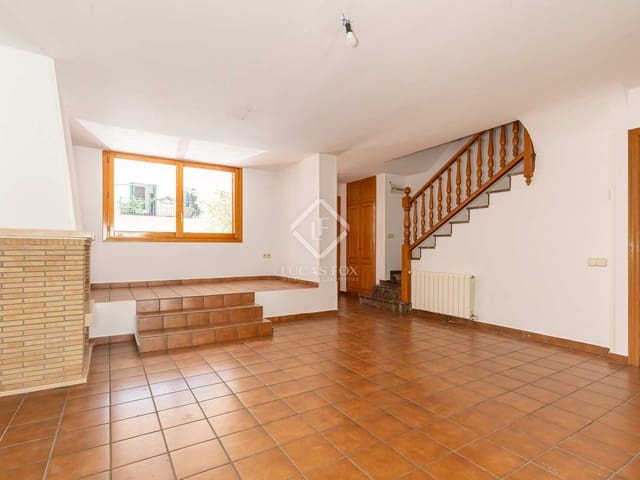 4 bedroom Villa for rent in Esplugues de Llobregat with garage - € 2,950 (Ref: 8449224)