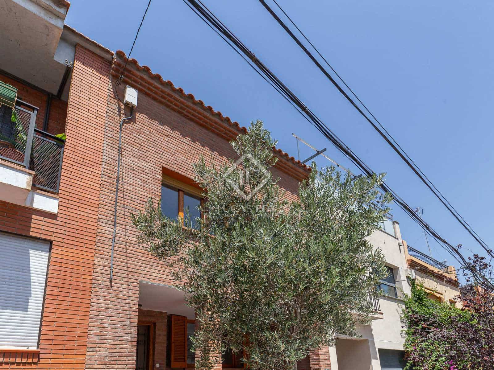 4 bedroom Villa for rent in Esplugues de Llobregat with garage - € 2,950 (Ref: 8449224)