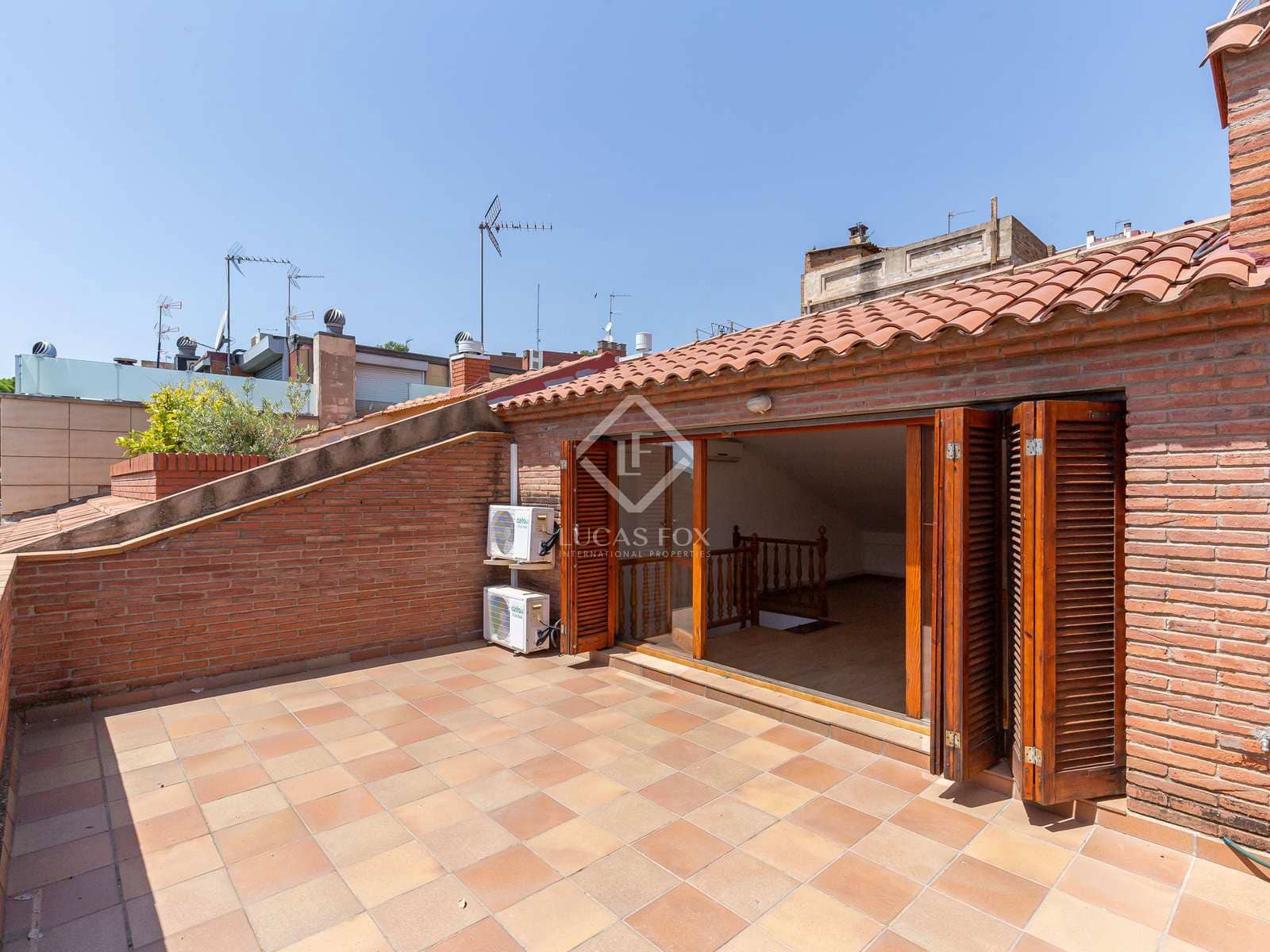 4 bedroom Villa for rent in Esplugues de Llobregat with garage - € 2,950 (Ref: 8449224)