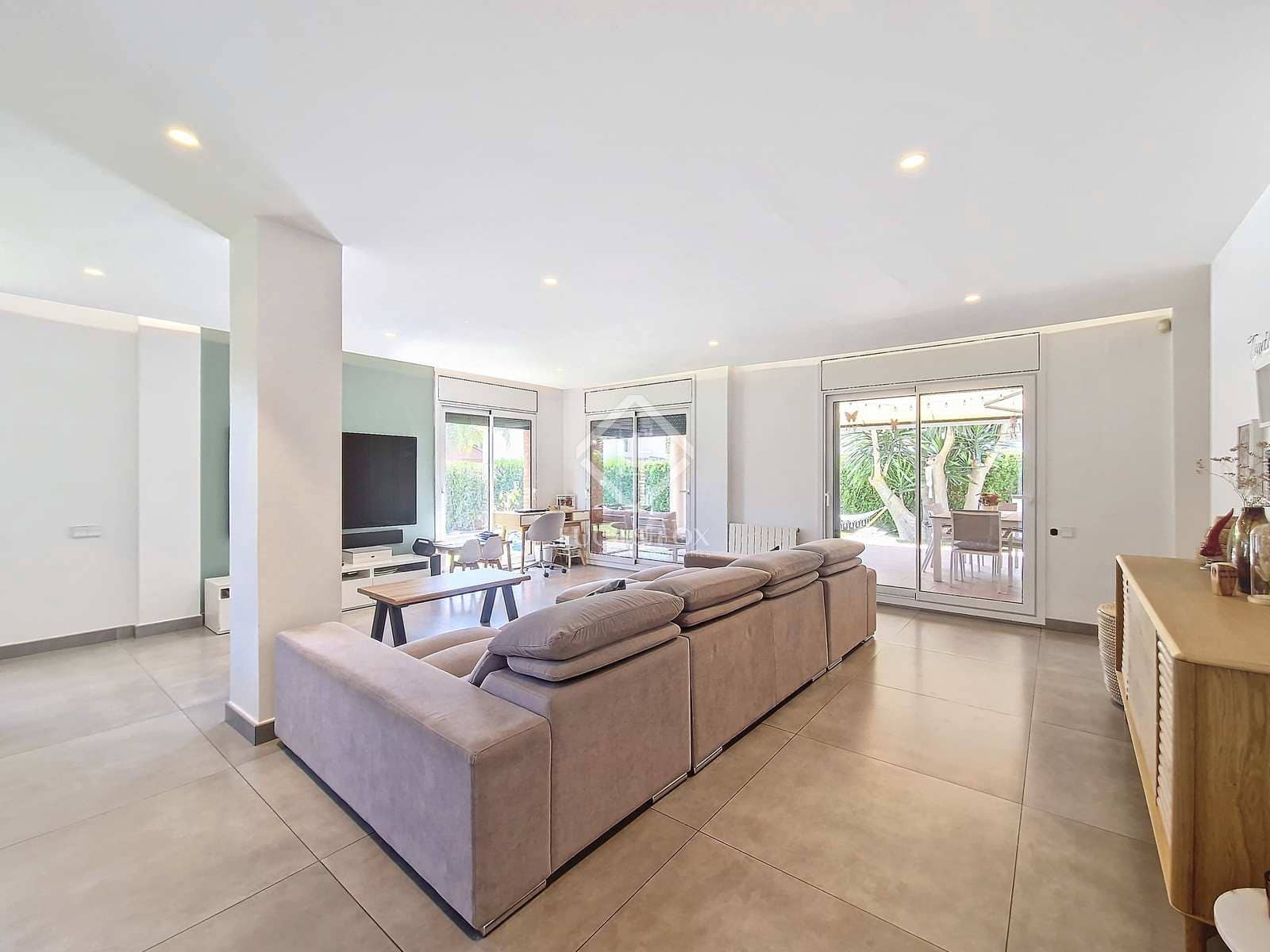 4 soveværelse Villa til salg i Vilanova i la Geltru med swimmingpool garage - € 879.000 (Ref: 8456414)