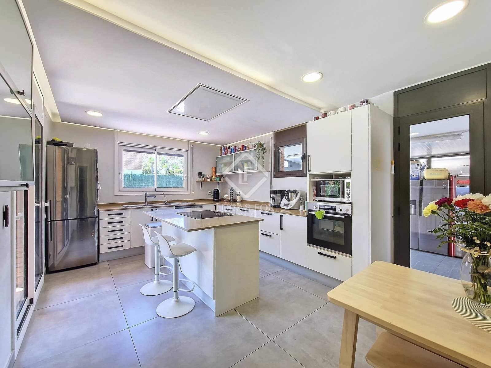 4 soveværelse Villa til salg i Vilanova i la Geltru med swimmingpool garage - € 879.000 (Ref: 8456414)