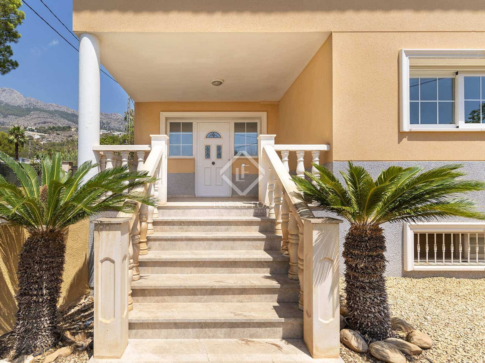 3 bedroom Villa for sale in Altea with pool garage - € 690,000 (Ref: 8459267)