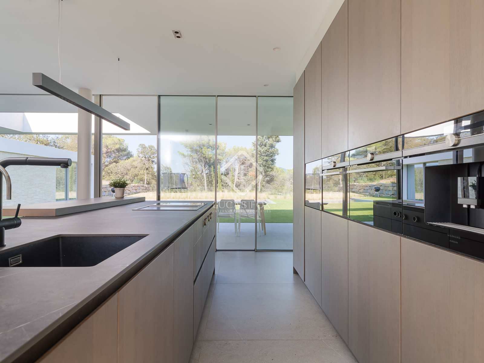 4 bedroom Villa for sale in Vallromanes with pool garage - € 1,350,000 (Ref: 8469113)