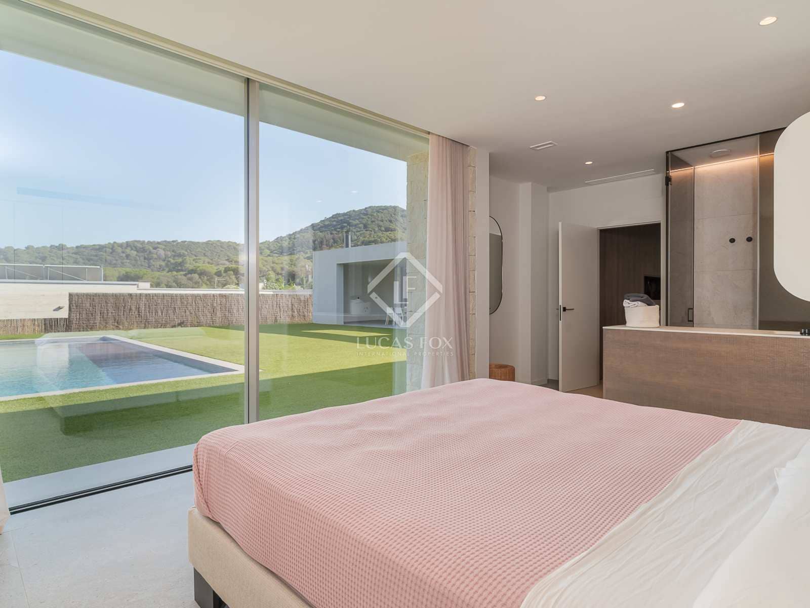 4 bedroom Villa for sale in Vallromanes with pool garage - € 1,350,000 (Ref: 8469113)