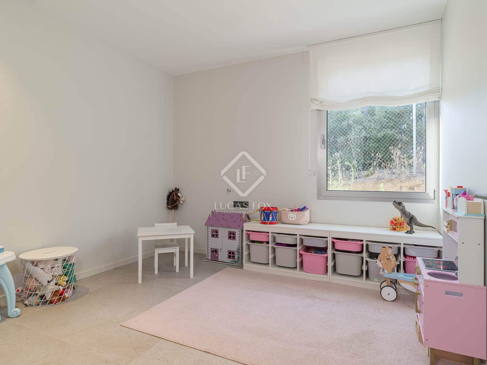 4 bedroom Villa for sale in Vallromanes with pool garage - € 1,350,000 (Ref: 8469113)