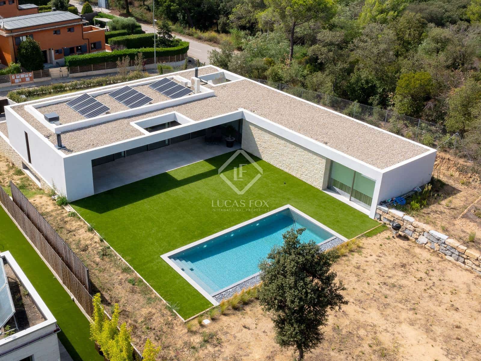 4 bedroom Villa for sale in Vallromanes with pool garage - € 1,350,000 (Ref: 8469113)