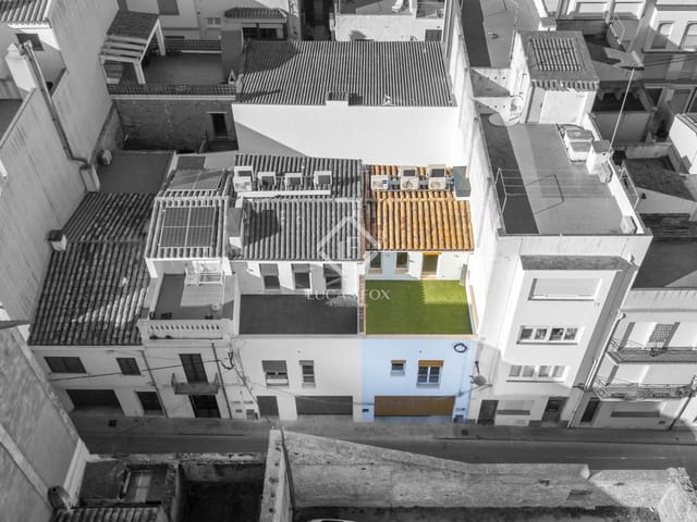 4 bedroom Villa for sale in L'Escala with garage - € 595,000 (Ref: 8469485)