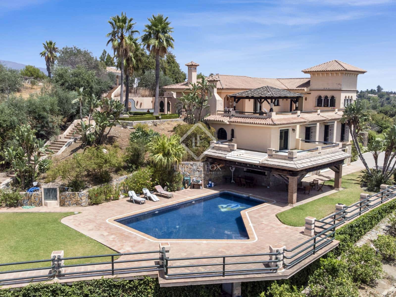 5 bedroom Villa for sale in Estepona - € 2,300,000 (Ref: 8475463)
