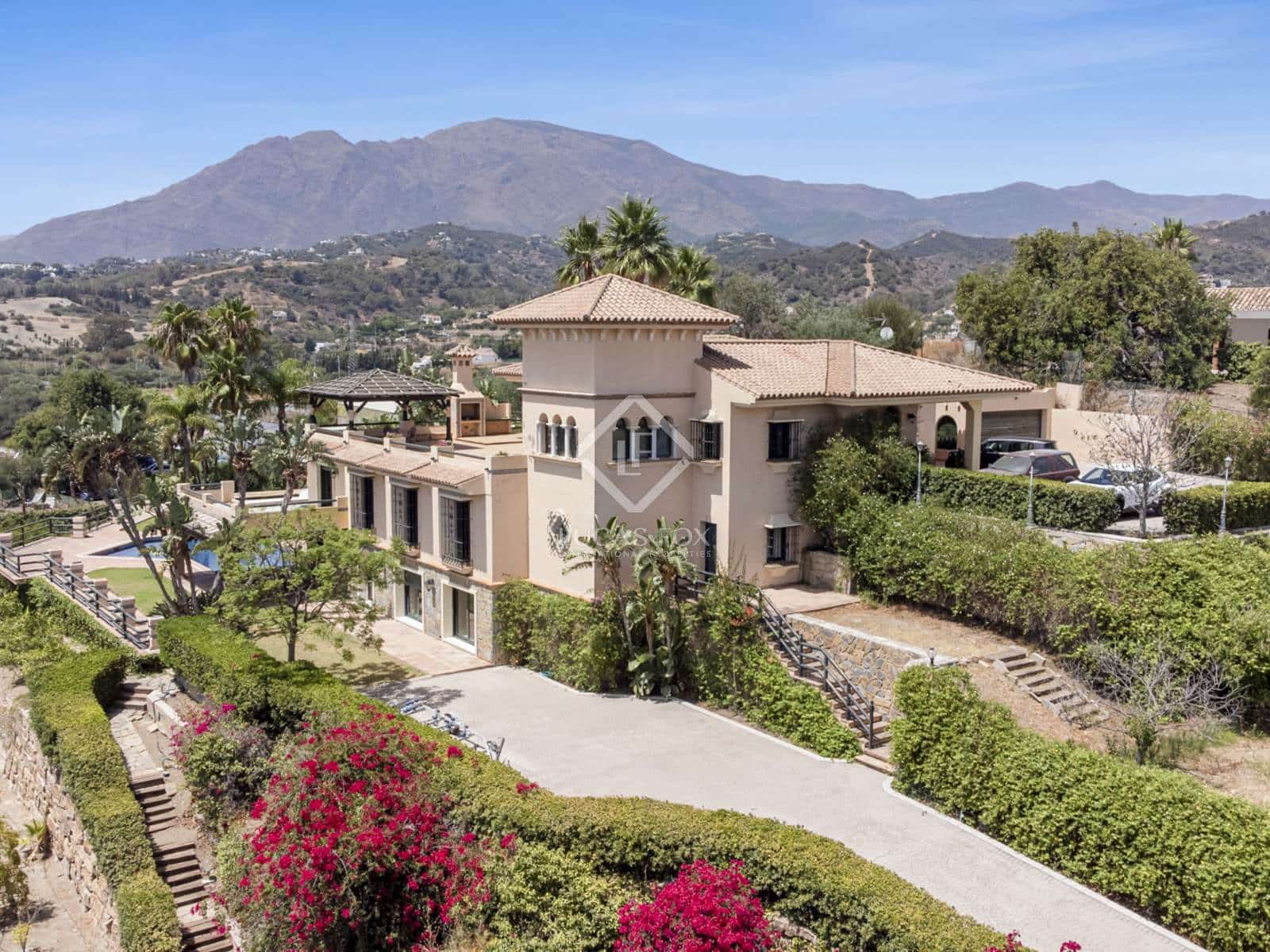 5 bedroom Villa for sale in Estepona - € 2,300,000 (Ref: 8475463)