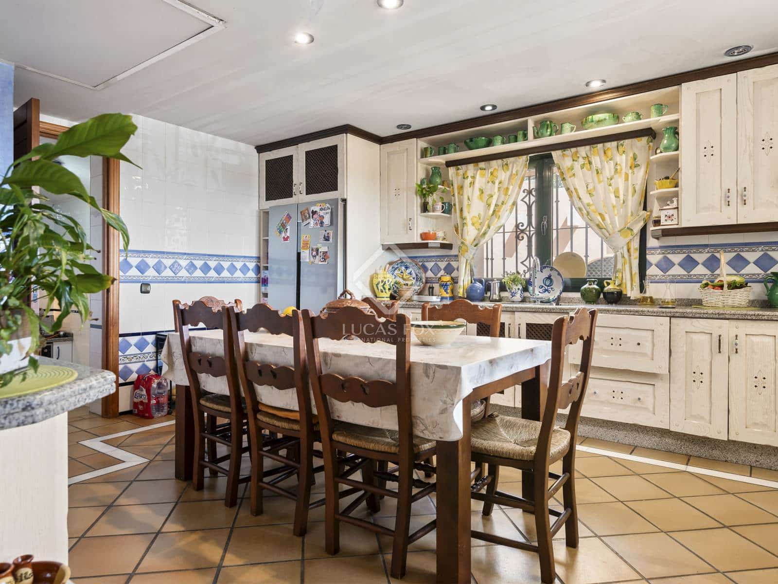 5 bedroom Villa for sale in Estepona - € 2,300,000 (Ref: 8475463)