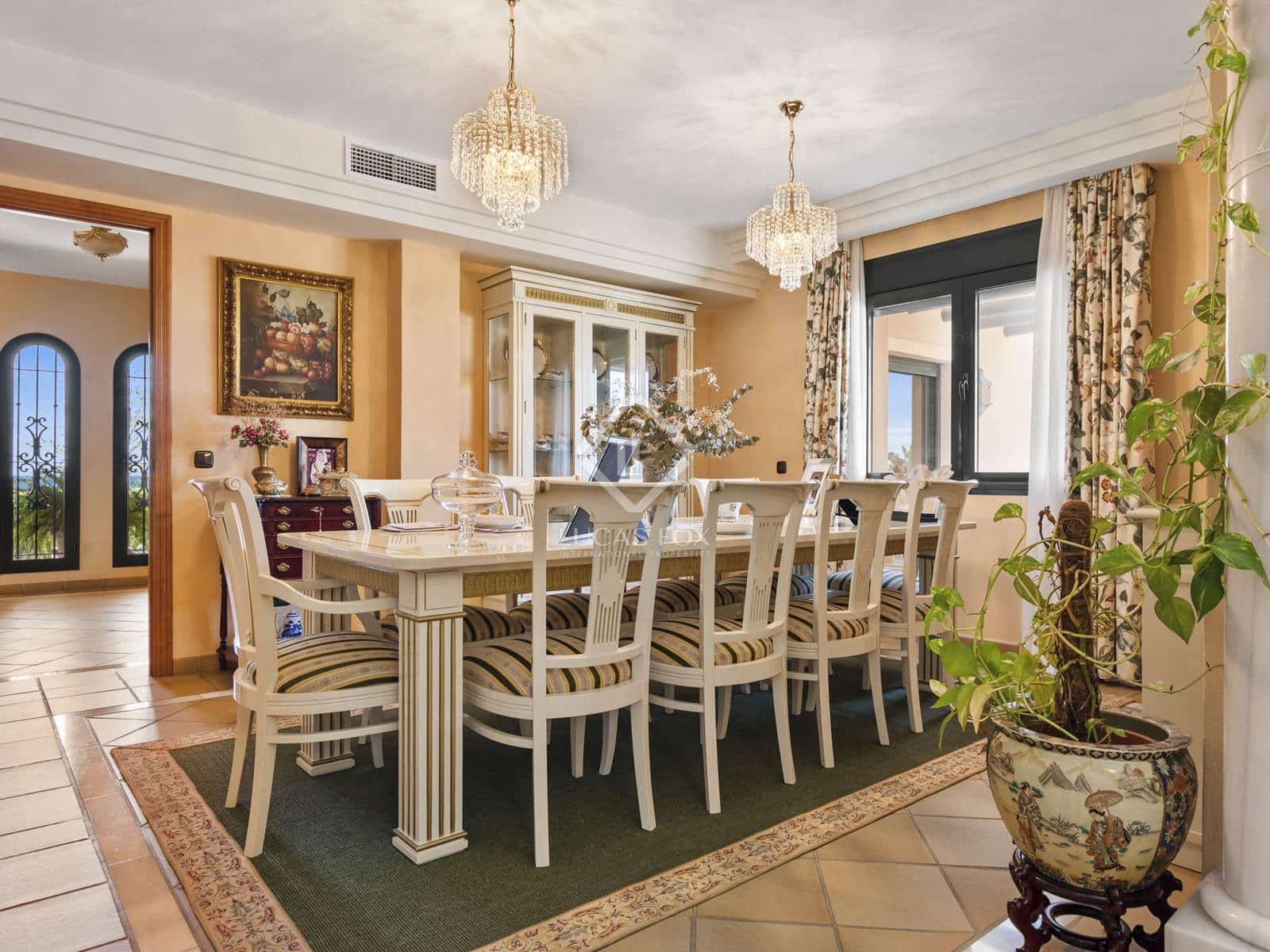 5 bedroom Villa for sale in Estepona - € 2,300,000 (Ref: 8475463)